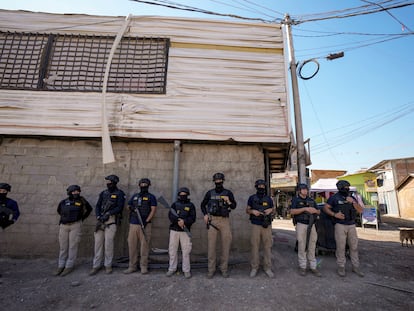 Agentes de la PDI participan en un operativo en la comuna de Cerrillos, en Santiago de Chile