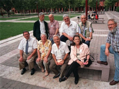 Directivos de la Federación de Curas Casados. En el centro, sentados, Julio Pinillos y Clelia Luro (derecha).