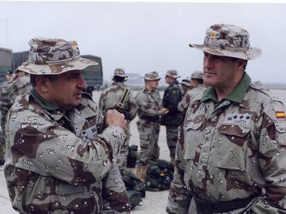 De izquierda a derecha, el general Fulgencio Coll y el general Alberto Asarta, ambos políticos hoy de Vox, en Irak en 2003.
