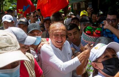 El candidato presidencial independiente, Rodolfo Hernández, saluda a sus seguidores durante su visita al municipio de Piedecuesta. Hernández un ingeniero y empresario recorrió el parque principal en su cierre de campaña.
