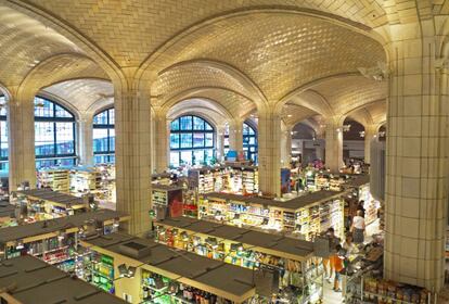 Supermercado junto a las bóvedas del puente de Queensboro. |