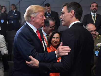 Donald Trump greets Pedro Sánchez at last year’s NATO summit in Brussels.