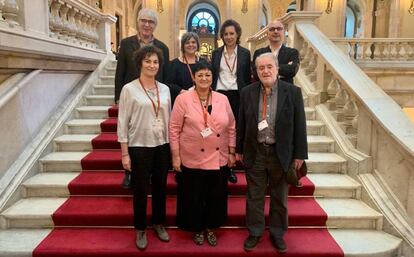 El plenario del CoNCA durante su primera visita oficial al Parlalment: Edmon Colomer, Núria Iceta, Margarida Troguet y Salvador Casals, detrás. Miriam Porté, Vinyet Panyella (presidenta) y Jordi Font, delante.