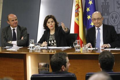 El ministro de Econom&iacute;a, Luis de Guindos (izquierda), junto a Soraya S&aacute;enz de Santamar&iacute;a y Luis Montoro.