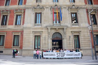 Concentración ante el Parlamento de Navarro en repulsa por un crimen machista.