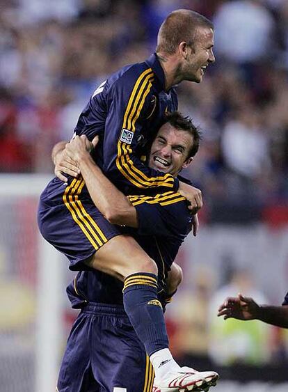 David Beckham y Chris Klein celebran uno de los goles de su equipo.