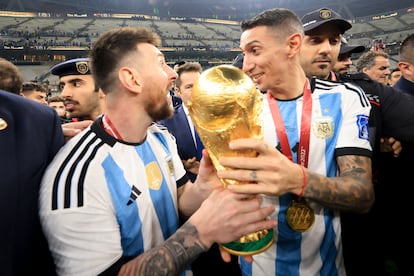 Lionel Messi y Ángel Di María celebran con la Copa del Mundo en Qatar 2022. 