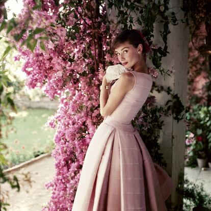 Audrey Hepburn (1929-1993), fotografiada en La Vigna, la villa de la actriz a las afueras de Roma. Glamour, Diciembre de 1955.
