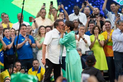 Jair Bolsonaro besa a su esposa, Michelle, durante la convención nacional del Partido Liberal. 