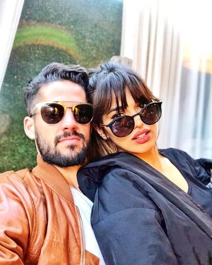 Un amor de Instagram, así podría definirse la relación de la actriz Sara Sálamo y el furbolista del Real Madrid Isco Alarcón. Los rumores que los relacionaban comenzaron en octubre del año pasado debido a la gran cantidad de 'me gusta' que ambos intercambiaban en redes sociales, rumores que se confirmaron después de ser vistos por las calles de la capital paseando a los perros de la actriz y cenando a solas en varios restaurantes y besándose. Aunque todo apunte a que serán una de las parejas que este año celebrarán juntos San Valentín ninguno de los dos ha confirmado de manera oficial su relación.