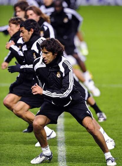 Raúl y sus compañeros, durante el entrenamiento de anoche en Anfield