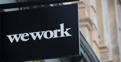 Logo de WeWork en un espacio de coworking en Nueva York.