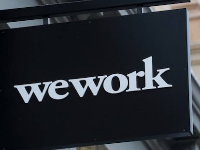 Logo de WeWork en un espacio de coworking en Nueva York.