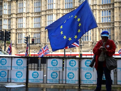 Manifestante en contra del Brexit frente al Parlamento en Londres, este jueves.