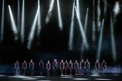 El Birmingham Royal Ballet durante el estreno de Black Sabbath: The Ballet, dirigido por Carlos Acosta, en el Hipódromo de Birmingham, en octubre. Foto de Johan Persson, cortesía Atelier Arrechea.