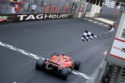Sebastian Vettel atraviesa la línea de meta.