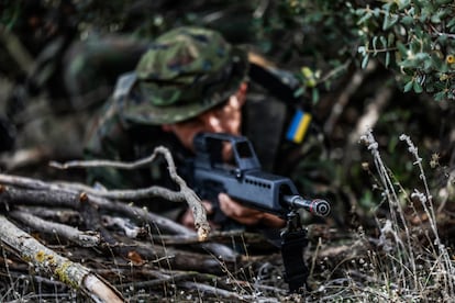 Un soldado ucraniano, durante un ejercicio en el bosque de la Academia de Infantería de Toledo, el 4 de noviembre de 2024, como parte del entrenamiento de la misión EUMAM de ayuda a Ucrania. 