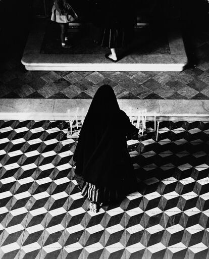 Mujer rezando. Nazaré (Portugal), 1961