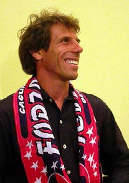 Zola, el día que fue presentado como jugador del Cagliari.