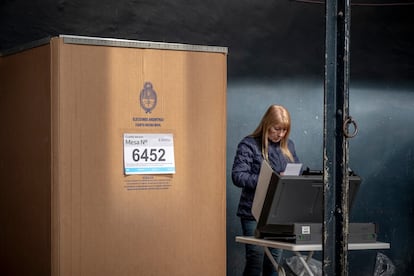 Una mujer emite su voto en las elecciones primarias nacionales de Argentina