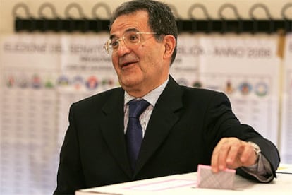 El candidato de la Unión, Romano Prodi, deposita su voto en Bolonia.