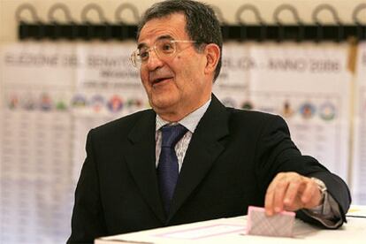 El candidato de la Unión, Romano Prodi, deposita su voto en Bolonia.