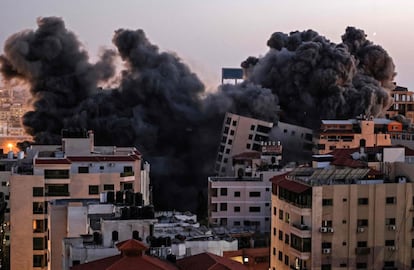 La ofensiva israelí ha causado heridas a otras 296 personas. En la imagen, columnas de humo tras un ataque aéreo israelí contra el compleo de Hanadi, en la ciudad de Gaza, controlado por el movimiento Hamas.