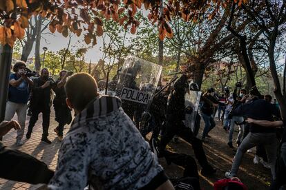 Enfrentamientos entre los manifestantes y la policía, en la presentación de la lista de Vox en Vallecas (Madrid), este miércoles.