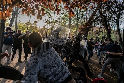 Enfrentamientos entre los manifestantes y la policía, en la presentación de la lista de Vox en Vallecas (Madrid), este miércoles.