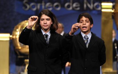 El número fue cantado por a las 10.46 horas en el sexto alambre de la cuarta tabla. Los pequeños Joel Fernández Godos y Andrea Ladrón Guevara (en la imagen) cantaron este año el 'Gordo' de la Lotería de Navidad, mientras que Lorena Stefan y Erika Medina Fernández fueron los encargados de extraer las bolas.