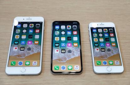 FILE PHOTO: (L-R) iPhone 8 Plus, iPhone X and iPhone 8 models are displayed during an Apple launch event in Cupertino, California, U.S., September 12, 2017. REUTERS/Stephen Lam/File Photo