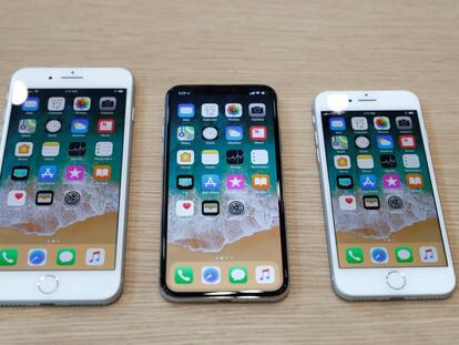 FILE PHOTO: (L-R) iPhone 8 Plus, iPhone X and iPhone 8 models are displayed during an Apple launch event in Cupertino, California, U.S., September 12, 2017. REUTERS/Stephen Lam/File Photo