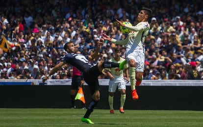 Rabello disputa el balón contra Álvarez en el 'clásico'