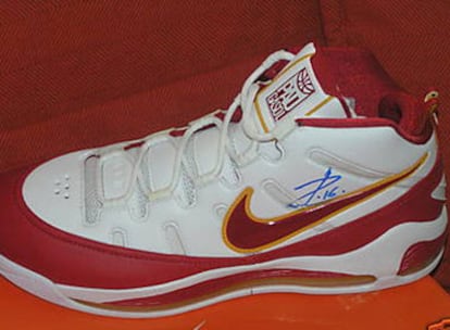 El jugador de baloncesto Pau Gasol ha donado este par de zapatillas, que incluyen su autógrafo