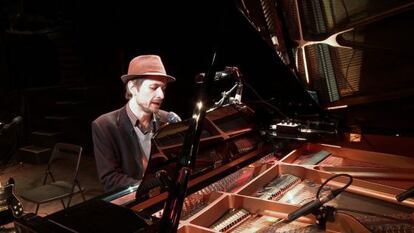 Neil Hannon, durante una actuación televisiva.