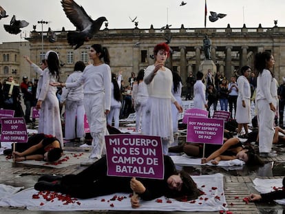 Un grupo de mujeres realiza una performance por el Día de la Dignidad de las Víctimas de Crímenes de Estado en la Plaza de Bolívar de Bogotá (Colombia). 