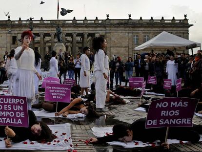 Un grupo de mujeres realiza una performance por el Día de la Dignidad de las Víctimas de Crímenes de Estado en la Plaza de Bolívar de Bogotá (Colombia).