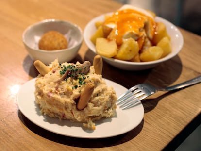 Ensaladilla rusa de Tapas 3.0 finalista del Campeonato de España de 2021, junto a una de las croquetas de jamón ibérico y unas bravas.