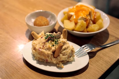 Ensaladilla rusa de Tapas 3.0 finalista del Campeonato de España de 2021, junto a una de las croquetas de jamón ibérico y unas bravas.