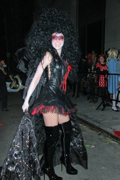 Entre sus disfraces no todo han sido extravagantes trajes. En 2005 su elección fue vestirse de vampiresa.