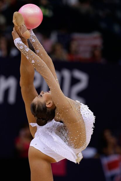 Evgeniya Kanaeva está imparable. La rusa es la favorita para colgarse el oro en los Juegos Olímpicos de Londres 2012. En la competición individual lució un maillot blanco inmaculado adornado con pequeños cristales.