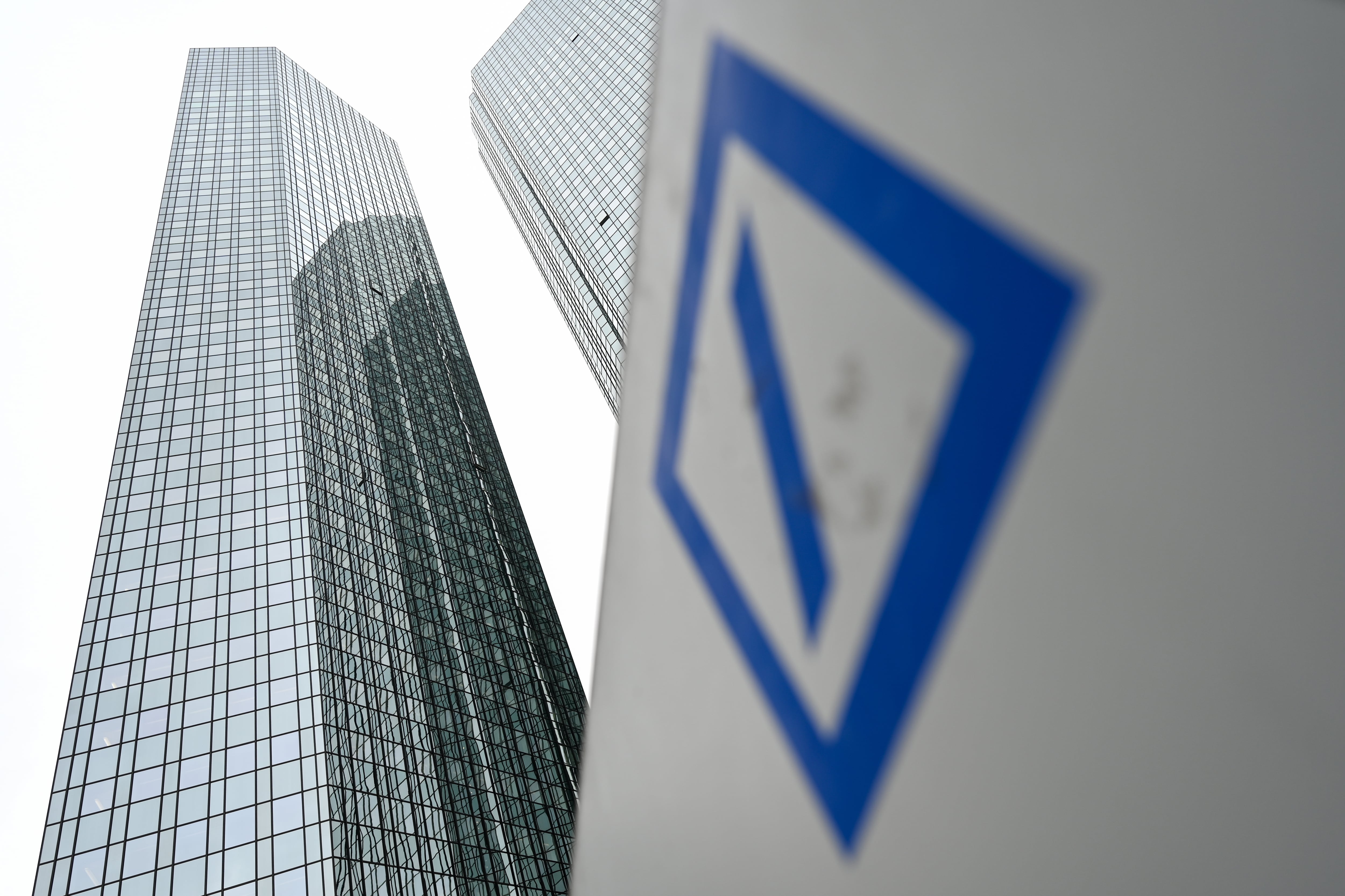 Detrás de un cartel con la marca registrada de Deutsche Bank, se alzan las dos torres de su sede central. Foto sin fecha.