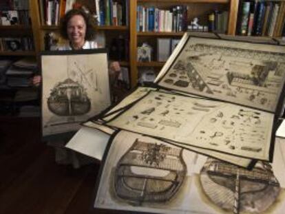 Victoria Stapells muestra unas l&aacute;minas de barcos en su estudio de Sevilla.