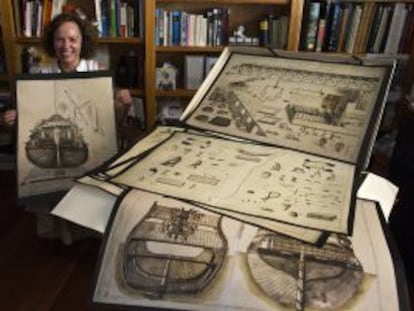 Victoria Stapells muestra unas láminas de barcos en su estudio de Sevilla.