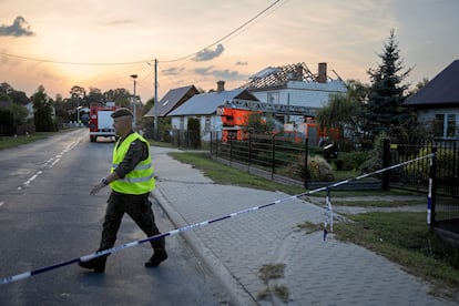 Casa dañada por un fragmento de un presunto dron ruso derribado en Wyryki, Polonia, el 10 de septiembre.