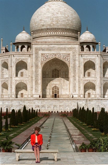 El 11 de febrero de 1992, pocos meses antes de anunciarse su separación del príncipe Carlos, la princesa posó sola en un banco ante el Taj Mahal, en Agra, India. Carlos estaba en una reunión en Bangalore pero Diana se decidió a posar en el monumento al amor, en una imagen que ella misma sabía que era muy significativa, en la que se la ve muy delgada (padeció graves trastornos alimenticios) y triste.