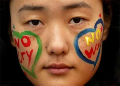 Una joven protesta contra la guerra en una manifestación en Seul con motivo del Día de la Mujer Trabajadora