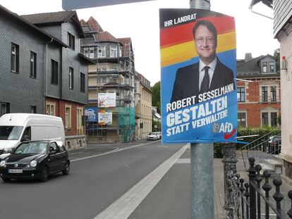 Una calle del centro de Sonneberg (Turingia) con un cartel electoral de Robert Sesselman, candidato de la formación de extrema derecha Alternativa para Alemania (AfD), el 15 de junio.