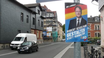 Centro de Sonneberg (Turingia), con un cartel electoral de Robert Sesselman, candidato de la formación de extrema derecha Alternativa para Alemania (AfD), el año pasado.