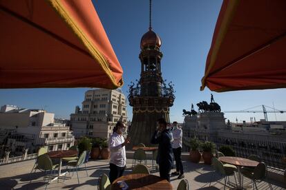 El restaurante del chef Dani García, galardonado con tres estrellas Michelín, se halla en la séptima planta del hotel. El local tiene una extensión de 425 metros cuadrados y está rodeado por una terraza que concede vistas a Madrid.